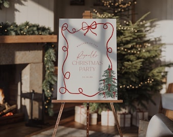 Könnte beinhalten: Ein weißes rechteckiges Schild auf einer Holzstaffelei mit einem handgezeichneten roten Schleifenrand und einer Schleife oben. Der Text lautet Welcome to the Reynolds Christmas Party 12.18.XX, ergänzt durch eine Illustration eines grünen Tannenbaums.