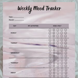 Könnte beinhalten: Ein druckbarer wöchentlicher Stimmungs-Tracker mit einem hellrosa Hintergrund. Der Tracker hat einen Bereich für den Wochentag, einen Bereich für Aktivitäten und einen Bereich für das Gefühl. Der Bereich "Wie du dich gefühlt hast" hat eine Reihe von 10 Smiley-Gesichtern, die von glücklich bis traurig reichen.
