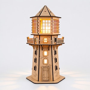 Puede incluir: Lámpara de faro de madera con un diseño detallado. La lámpara presenta una estructura de varios niveles con una torre iluminada, ventanas y un pequeño balcón. El faro está hecho de madera de color marrón claro y tiene un brillo cálido.