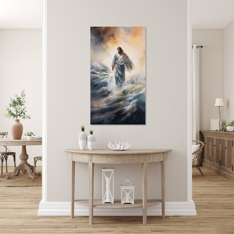 Op de afbeelding: Een schilderij van een man die over water loopt. De man draagt een witte robe en is omringd door blauw water. De lucht is stormachtig grijs met een helder licht dat op de man schijnt.
