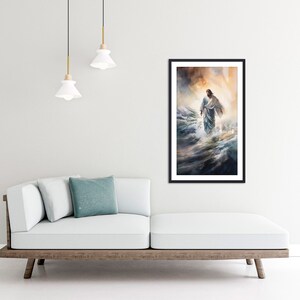 Op de afbeelding: Een ingelijst schilderij van een man die over water loopt. Het schilderij is in een zwarte lijst en heeft een aquarelstijl. De man draagt een blauwe mantel en loopt over een stormachtige zee. De lucht is een mix van blauw, oranje en geel.