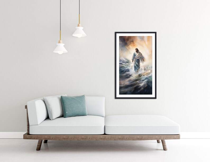 Op de afbeelding: Een ingelijst schilderij van een man die over water loopt. Het schilderij is in een zwarte lijst en heeft een aquarelstijl. De man draagt een blauwe mantel en loopt over een stormachtige zee. De lucht is een mix van blauw, oranje en geel.