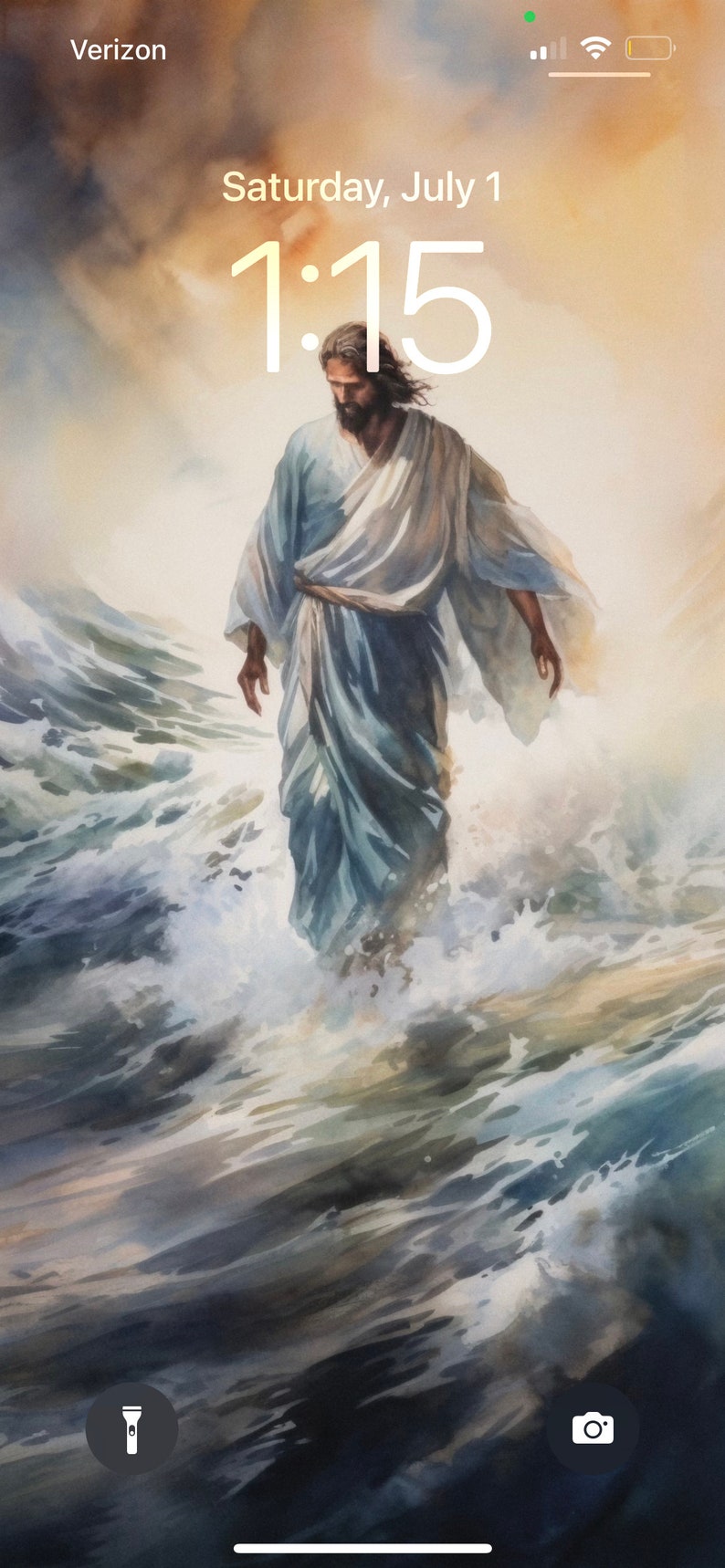 Op de afbeelding: Een aquarel schilderij van een man die over water loopt. De man draagt een witte robe en heeft lang bruin haar en een baard. Het water is lichtblauw en er zijn witte golven die om de man heen breken.