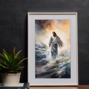 Op de afbeelding: Een ingelijst aquarel schilderij dat een man in een blauwe mantel toont die over water loopt. Het water is een stormachtig blauwgrijs met wit schuim. De lucht is een stormachtig grijs met een gouden licht dat door de wolken schijnt.