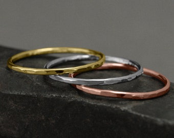 Juego de anillos apilables de oro martillado, juego de 3 anillos delgados de 1,25 mm de ancho en oro amarillo, oro rosa y oro blanco, perfectos para apilar y colocar en capas