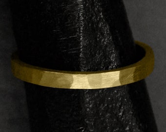 2mm Massiver Gold Flacher Gehämmerter Ring in 9K Gold - Eleganter Ehering - Handgefertigter Brautschmuck - Minimalistisches Design - Gehämmerter Ring für Sie