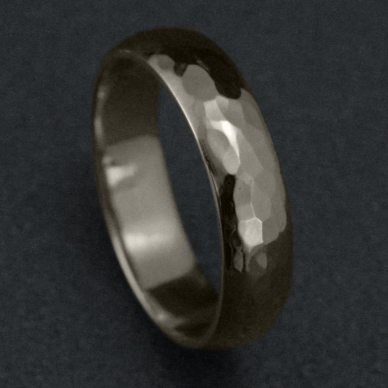 Anillo de boda martillado de oro de 5 mm y 9 quilates, anillo medio redondo de banda martillada, anillo de boda de oro, anillo de boda de oro rústico, anillo para hombres y mujeres imagen 4