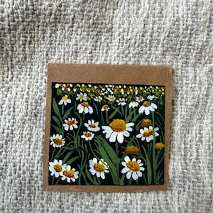 étiquettes cadeaux peintes à la main sur le thème des marguerites florales
