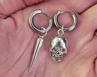 Pendientes de acero plateado desiguales con forma de calavera y pinchos, estilo gótico alternativo, aro colgante para oreja perforada, estilo grunge punk, cono de 18 g, amuleto espeluznante de Halloween
