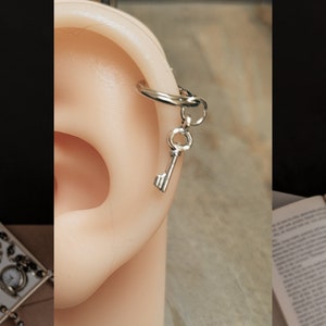 16g Silver Key Hinged Clicker Ring Hoop Dangle Charm Helix Rook Conch Daith Tragus Earring cartilage piercing ear 8mm dark academia clock