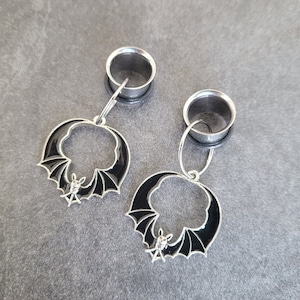 Black Bat Plug Hoop Gauges Tunnel Ear Earrings dangle Halloween 4g 2g 0g 00g 7/16 1/2 9/16 5/8 3/4 7/8 1 inch goth punk spooky vampire skull