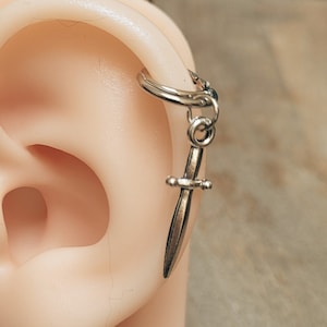Aro con bisagras para colgar en la oreja, con forma de cuchillo, espada y daga, de plata de 16 g, con abalorio para hélice, torre, Daith, tragus, piercing para cartílago, 8 mm, estilo gótico y punk