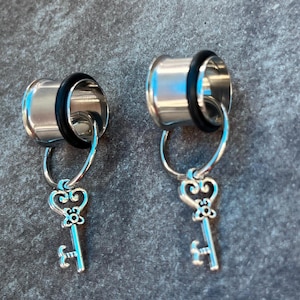 Key Dark Academia Plug Hoop Gauges Tunnels Ear Earrings dangle 4g 2g 0g 00g 7/16 1/2 9/16 5/8 3/4 7/8 1 inch silver goth punk hangers flare