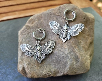 Par Death Moth Huggie Hoop Örhängen Silver | Goth Alt Grunge Smycken | Witchy Luna Skull Dangle | Punk Gothic Droppörhängen | Häxsmycken
