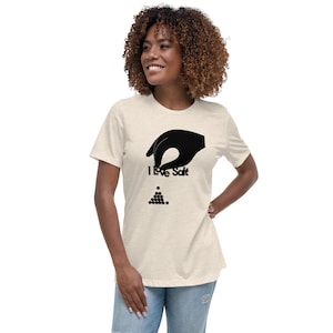 Op de afbeelding: Een licht beige t-shirt met een zwarte afbeelding van een hand die zout strooit. De tekst "I Love Salt" is op het t-shirt gedrukt.