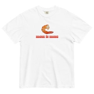 Op de afbeelding: Wit T-shirt met een rode garnaal illustratie en de tekst "more is more" in rood.