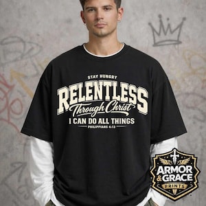 Peut inclure: T-shirt noir avec l'inscription "RELENTLESS Through Christ I CAN DO ALL THINGS" en blanc et beige. Le t-shirt est porté sur un t-shirt blanc à manches longues. Le logo de la marque "ARMOR & GRACE PRINTS" est en bas à droite.