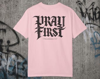 Maglietta "Pray First" / Tipografia cristiana, abbigliamento Armor & Grace
