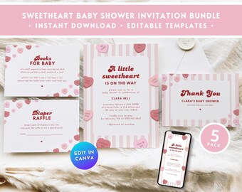 Może przedstawiać: Zestaw 5 drukowanych zaproszeń na baby shower w kolorze różowym i czerwonym z motywem serca. Zaproszenia mają różowo-białe paski w tle i czerwone cukierkowe serduszka. Tekst na zaproszeniach brzmi: "Małe serduszko jest w drodze" i "Dziękujemy za baby shower Clary".