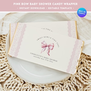Puede incluir: Envoltorio de barra de caramelo rosa y blanco con un lazo rosa y el texto "Sweet Bows & Tiny Toes" y "Charlotte's Baby Shower, sábado 27 de mayo de 20xx".