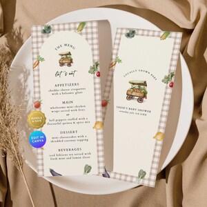 Puede incluir: Una tarjeta de menú de baby shower imprimible con un fondo de cuadros vichy e ilustraciones de verduras. El menú incluye aperitivos, plato principal, postre y bebidas. El texto de la tarjeta dice: "El Menú", "Vamos a comer", "Bebé cultivado localmente", "Baby Shower de Sadie", "Sábado 3 de julio de 20XX", "Aperitivos", "Croquetas de queso cheddar con glaseado balsámico", "Plato principal", "Envolturas de mini pollo saludables servidas con papas fritas", "Pimientos rellenos con una mezcla de quinoa y especias sabrosa", "Postre", "Mini cheesecakes con cobertura de coco rallado", "Bebidas", "Té helado de hibisco servido con menta fresca y rodajas de limón".