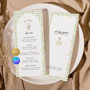 Könnte beinhalten: Babyparty-Menü-Set mit Gänse-Thema, mit grün-weißem Vichy-Muster und Gänseblümchen-Akzenten. Das Menü umfasst Vorspeisen, Hauptgerichte, Desserts und Getränke. Die zweite Karte lautet: „A silly goose is soon to be loose“.