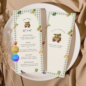 Może przedstawiać: Zielono-biała karta menu w kratkę z akwarelową ilustracją wozu z warzywami i tekstem "let's eat". Menu zawiera przystawki, dania główne, desery i napoje. Tekst "Locally Grown Baby" i "Sadie's Baby Shower" również znajduje się na karcie.