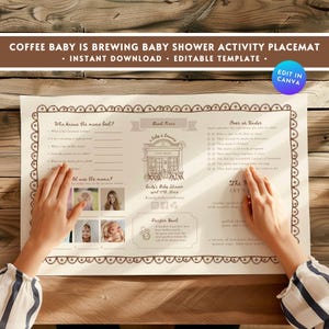 Puede incluir: Un mantel individual beige para actividades de baby shower con bordes decorativos y texto en marrón. El mantel individual incluye secciones para juegos y actividades, como "¿Quién conoce mejor a la mamá?" y "Arriba o abajo". El texto "COFFEE BABY IS BREWING BABY SHOWER ACTIVITY PLACEMAT" está en la parte superior.