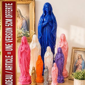 Könnte beinhalten: Eine Sammlung von elf Jungfrau Maria Statuen in verschiedenen einfarbigen Tönen wie Blau, Pink, Weiß, Orange, Lila, Gold und Silber. Jede Figur zeigt die Hände im Gebet gefaltet und ein drapiertes Gewand. Ein Banner zeigt CADEAU / ARTICLE = UNE VERSION 5CM OFFERTE.