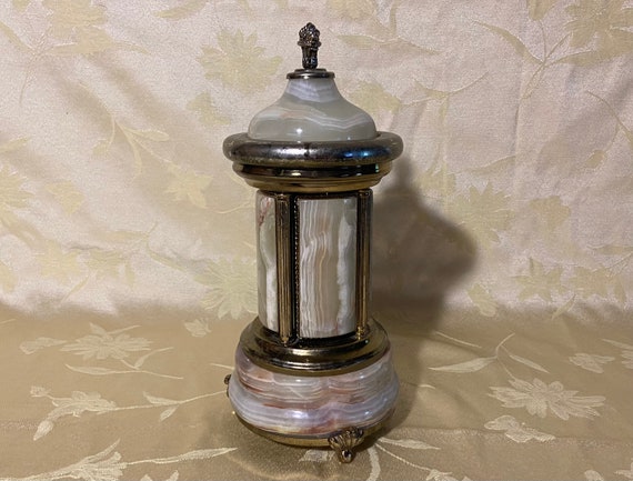 reuge vintage cigarette lipstick holder carousel music box SOLD This is a in Capodimonte style. This rare edition is absolutely stunning, just look at those wonderful details! This model is hand-painted and Exquisite Vintage Reuge Carousel Music