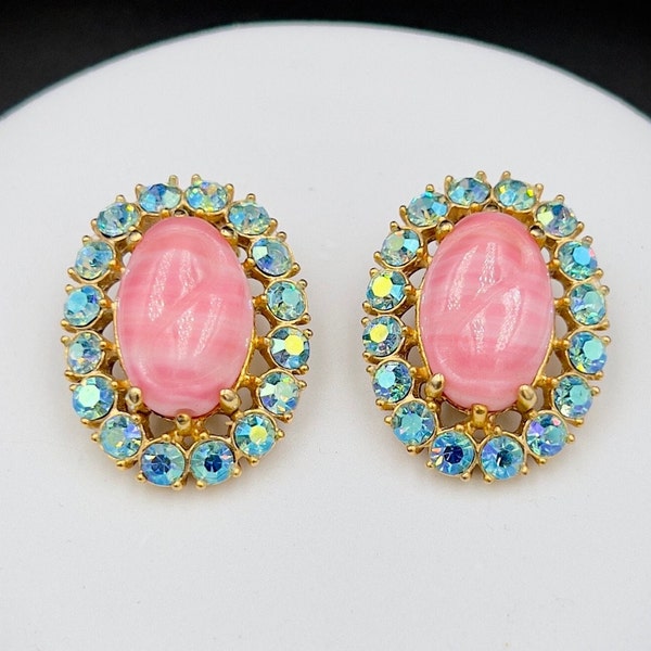 SCHIAPARELLI - Clip-on earrings with large cabochon in pink glass paste and iridescent rhinestones, signed, circa 1960. Excellent condition.