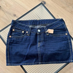 Vintage Levi&#39;s Denim Skirt 955 Early 2000s Size L Low Waist Dark Wash