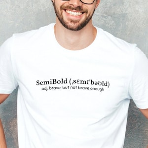 Könnte beinhalten: Weißes T-Shirt mit schwarzem Text, der "SemiBold (semi'bold) adj. brave, but not brave enough." lautet.