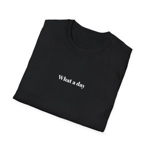 なんて日だ面白い名言ユニセックスTシャツ | 黒と白