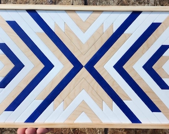 Tapiz geométrico moderno de madera: obra de arte hecha a mano en abedul y azul marino