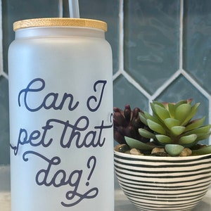 Kann ich diesen Hundebecher streicheln | 16 Unzen gefrostetes Glas Becher | Stroh und Bambus Deckel | Glasdose | Hundeliebhaber Becher | Geschenke für Hundeliebhaber