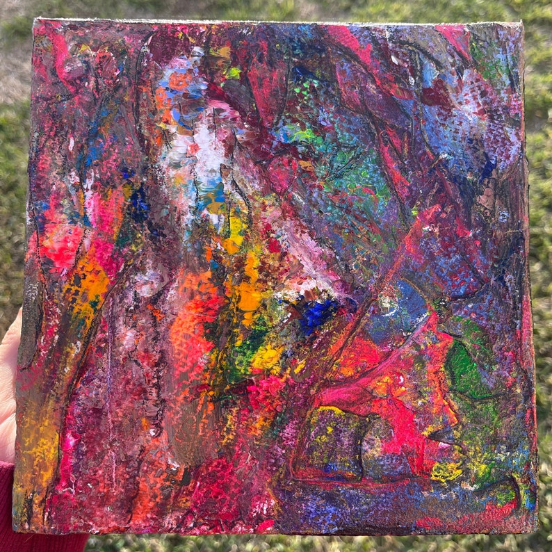 Pu&ograve; includere: Dipinto astratto su tela con un mix vibrante di colori, tra cui rosso, arancione, giallo, verde, blu e viola. La vernice &egrave; applicata in spessi strati, creando una superficie testurizzata.