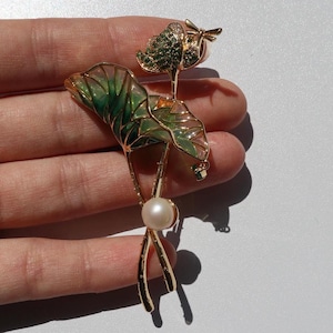 Flower Brooch green colour pin freshwater pearl Pins office wear Brooch wedding gift birthday Gift Brosche Christmas gift