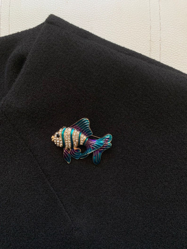 Tropische Fische Schwimmen Fisch Broschen Für Frauen Männer 2-farbige Sea Animal Party Büro Brosche Pin Geschenke Bild 1