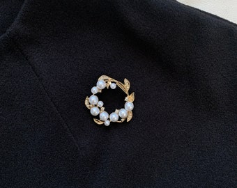 Broschen für Frauen Nachahmung Perlen Kranz Design Elegant Corsage Mode Brosche Kleid Luxus Zirkon Schmuck Accessoires Party Geschenke