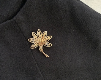 Exquistie Women Girls High Quality lotus Brooches Pins Luxury Decoration Boutique Flower Badges Corsage