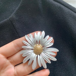 Elegante Vintage Metall Pflanze Daisy Blumen Broschen Pin für Frauen Mann Kragen Kleidung Accessoires Anzug Schal Clip Schmuck Geschenke Bild 2