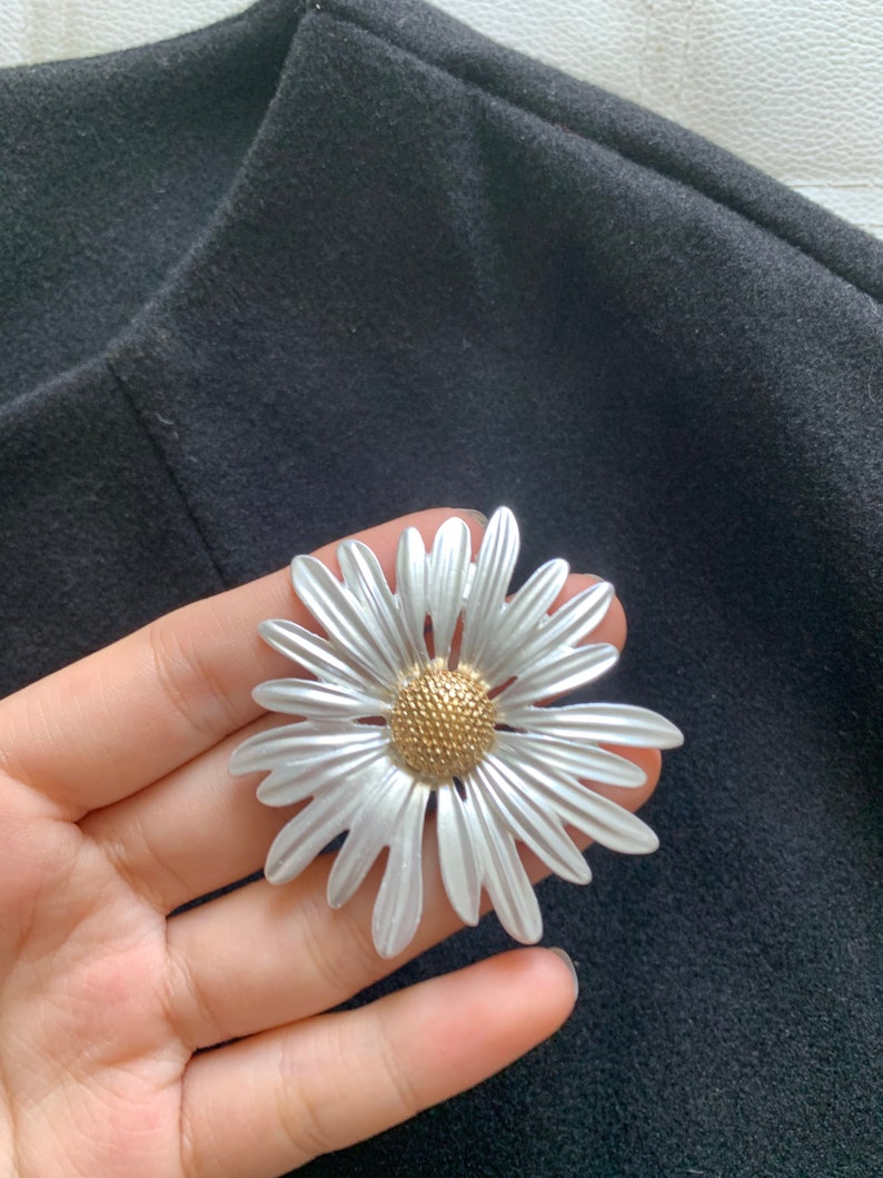 Elegante Vintage Metall Pflanze Daisy Blumen Broschen Pin für Frauen Mann Kragen Kleidung Accessoires Anzug Schal Clip Schmuck Geschenke Bild 2