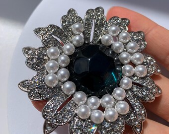 QUKE Spilla di lusso a forma di fiocco con zirconia cubica, per donne e ragazze, regalo di nozze, 5.3cm * 3cm, zirconia cubica, pietra preziosa, Zirconie sintetico