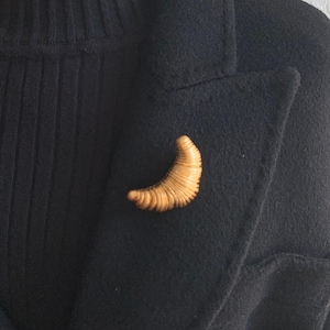 Trend Croissant Brooches for Men Women gold colour Metal Pins Gold Plated Color Fashion Vintage Luxury Jewelry Gifts Brosche