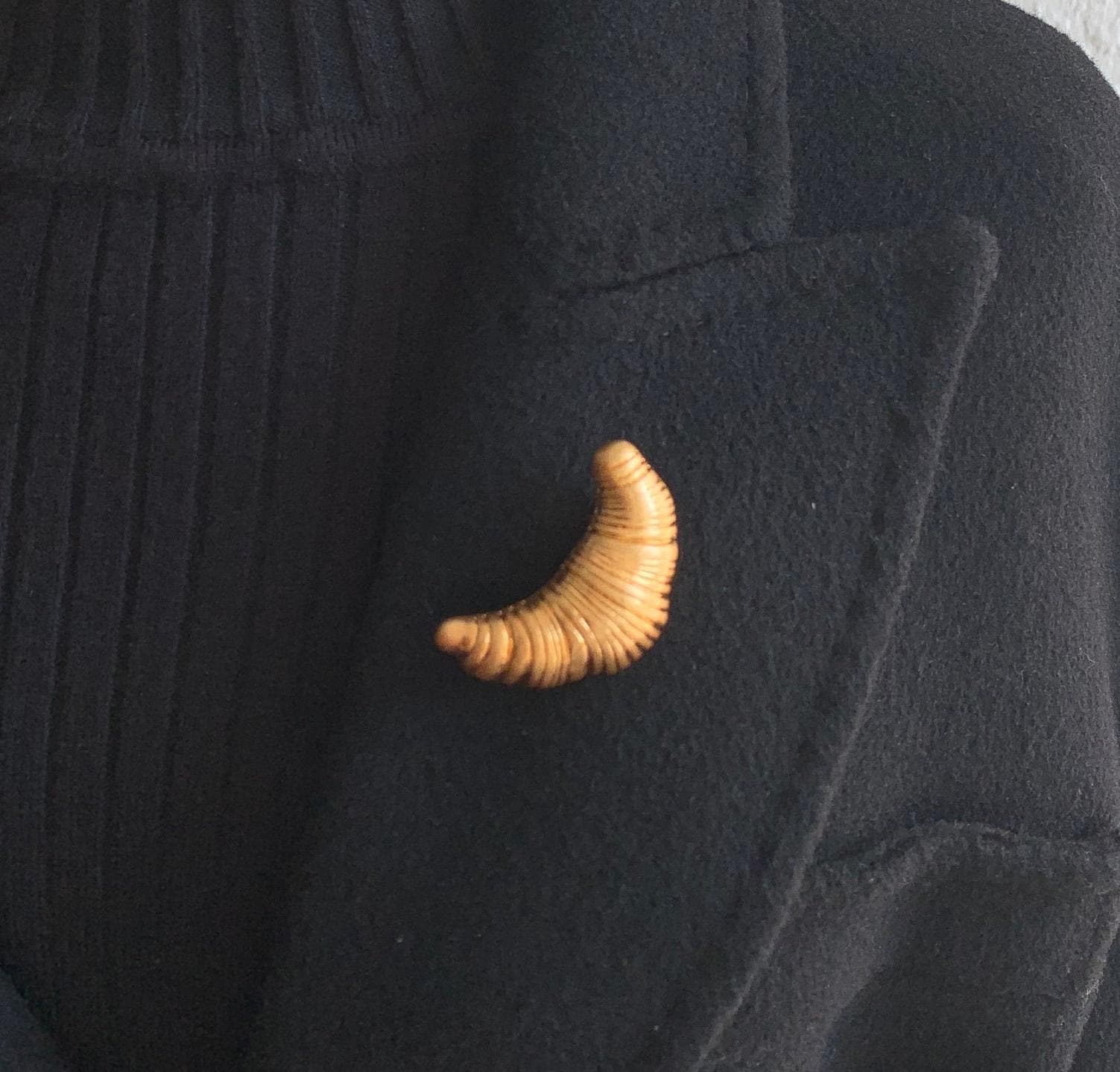 Trend Croissant Brooches for Men Women gold colour Metal Pins Gold Plated Color Fashion Vintage Luxury Jewelry Gifts Brosche