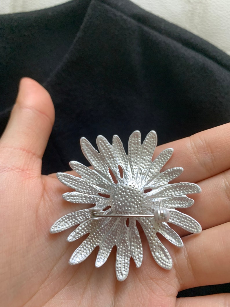 Elegante Vintage Metall Pflanze Daisy Blumen Broschen Pin für Frauen Mann Kragen Kleidung Accessoires Anzug Schal Clip Schmuck Geschenke Bild 4