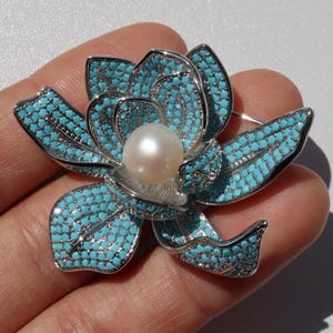 Elegant flowers lily Brooch blue colour Pins Jewelry Gift unisex rare find Brosche Christmas gift birthday Gift