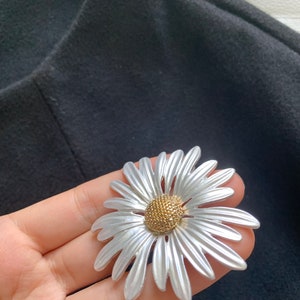 Elegante Vintage Metall Pflanze Daisy Blumen Broschen Pin für Frauen Mann Kragen Kleidung Accessoires Anzug Schal Clip Schmuck Geschenke Bild 3