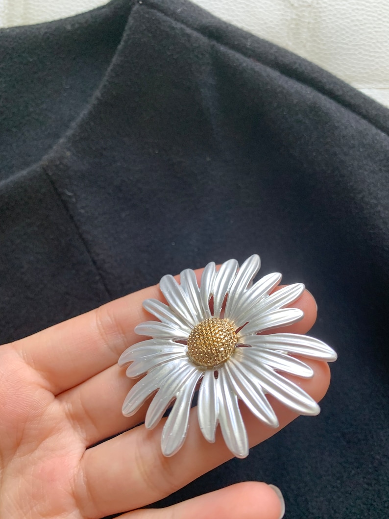Elegante Vintage Metall Pflanze Daisy Blumen Broschen Pin für Frauen Mann Kragen Kleidung Accessoires Anzug Schal Clip Schmuck Geschenke Bild 3